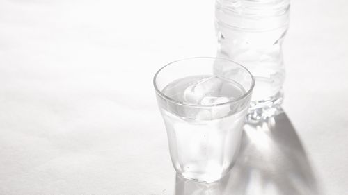 コップ一杯の水とペットボトル