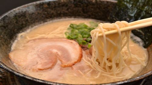 ラーメンを箸で持ち上げる